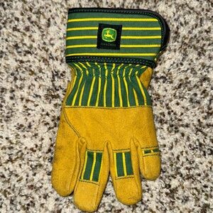 Free** Little kids John Deere Glove